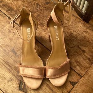 Beautiful heel in the softest pink/blush hue. Size 8. 3.5 “ block heel